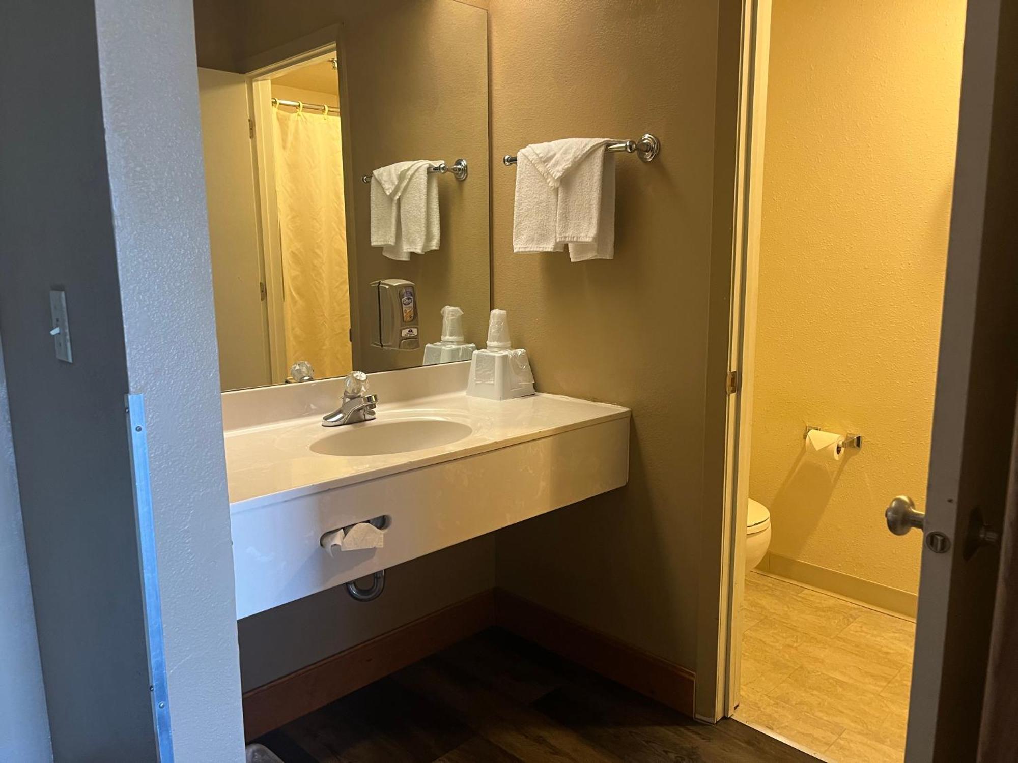 Americas Best Value Inn Kalispell Exterior foto